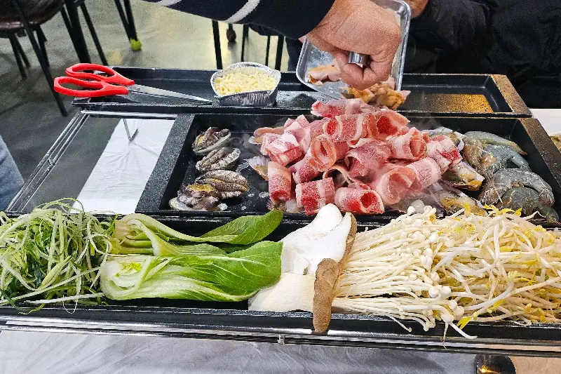 직원이 직접 구워주는 삼합