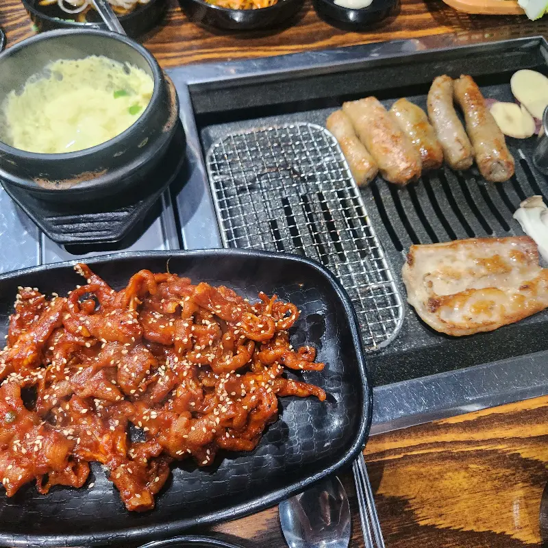 막창, 닭발, 계란찜 등 다양한 메뉴가 차려진 테이블