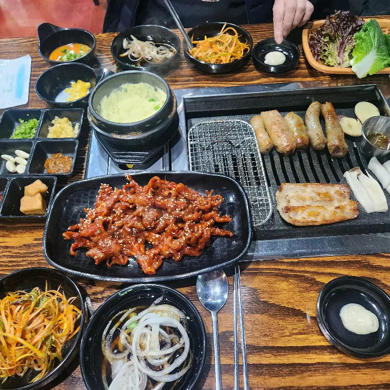 다양한 밑반찬과 함께 즐기는 막창