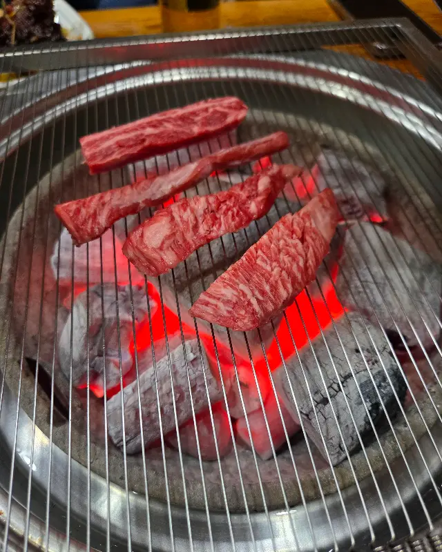 숯불 위에 구워지는 한우