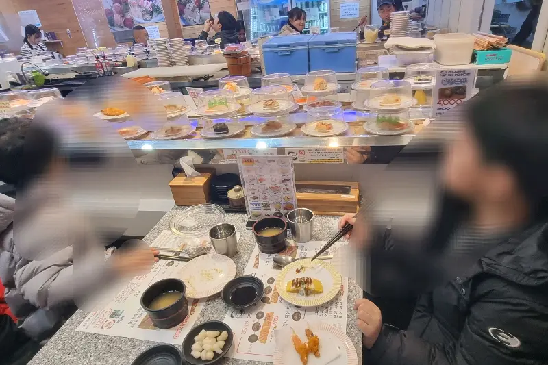 다양한 초밥들이 레일 위를 가득 채우고 있는 모습