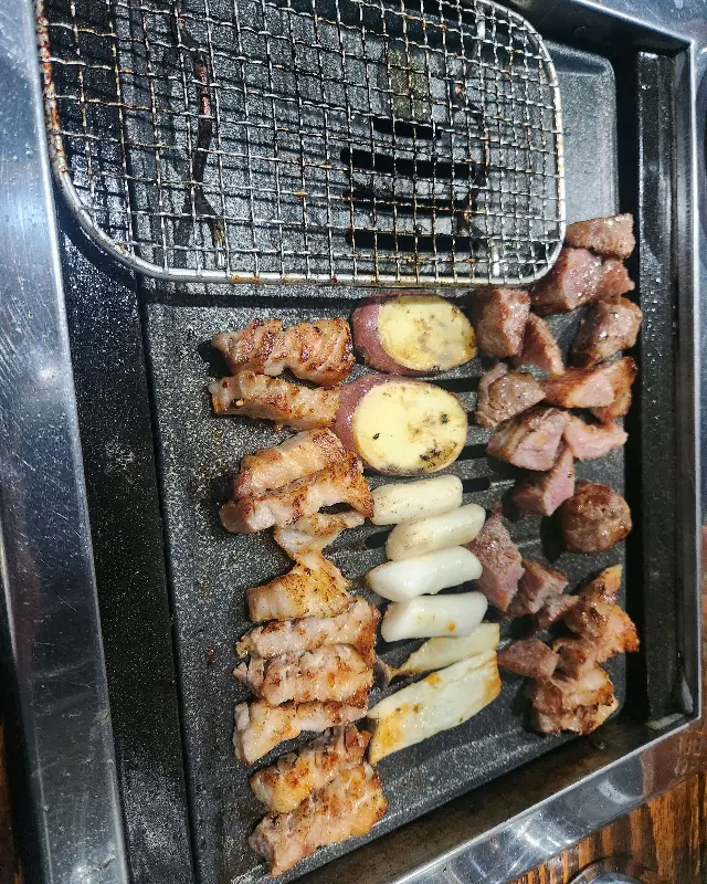 막창과 함께 구워 먹는 떡과 감자