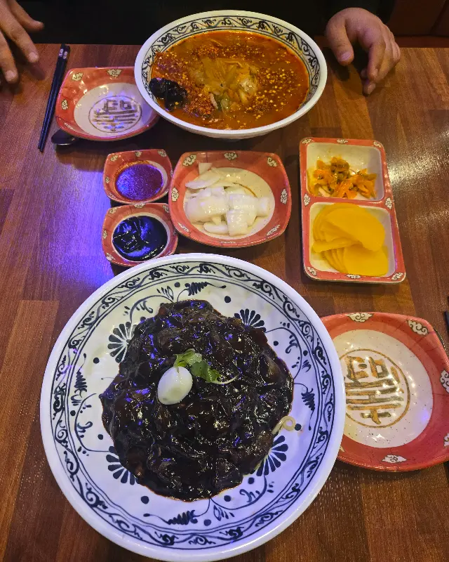 짜장면과 짬뽕, 푸짐한 반찬