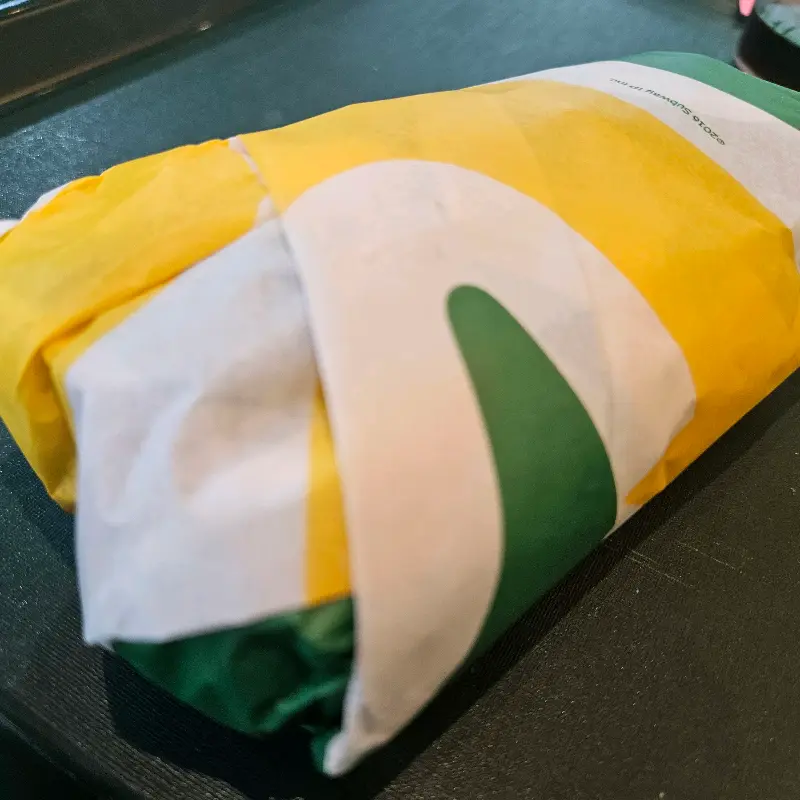 깔끔하게 포장된 샌드위치