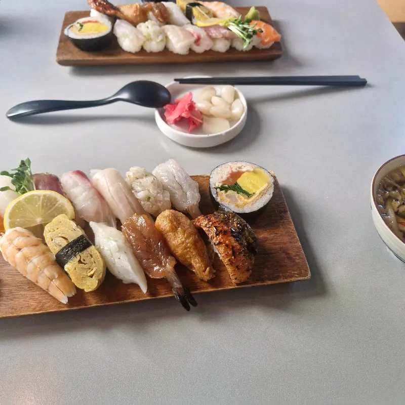 정갈하게 담겨 나온 초밥