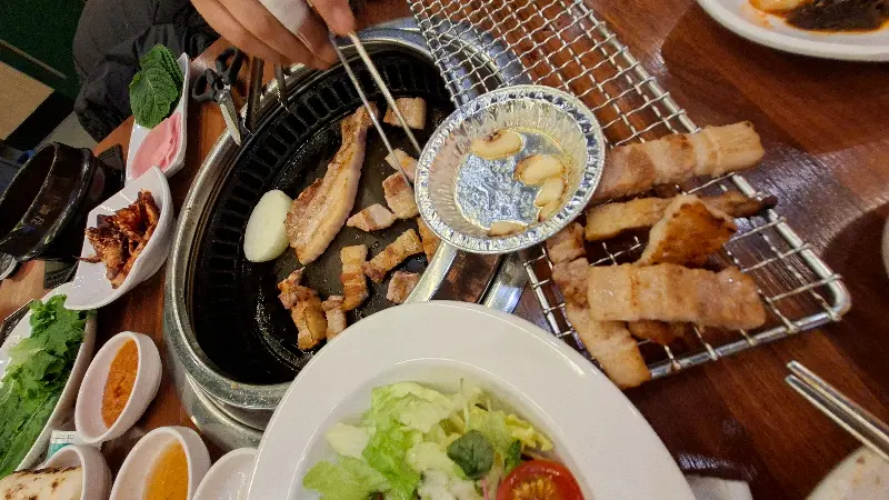 돼지갈비를 굽는 모습과 쌈 채소