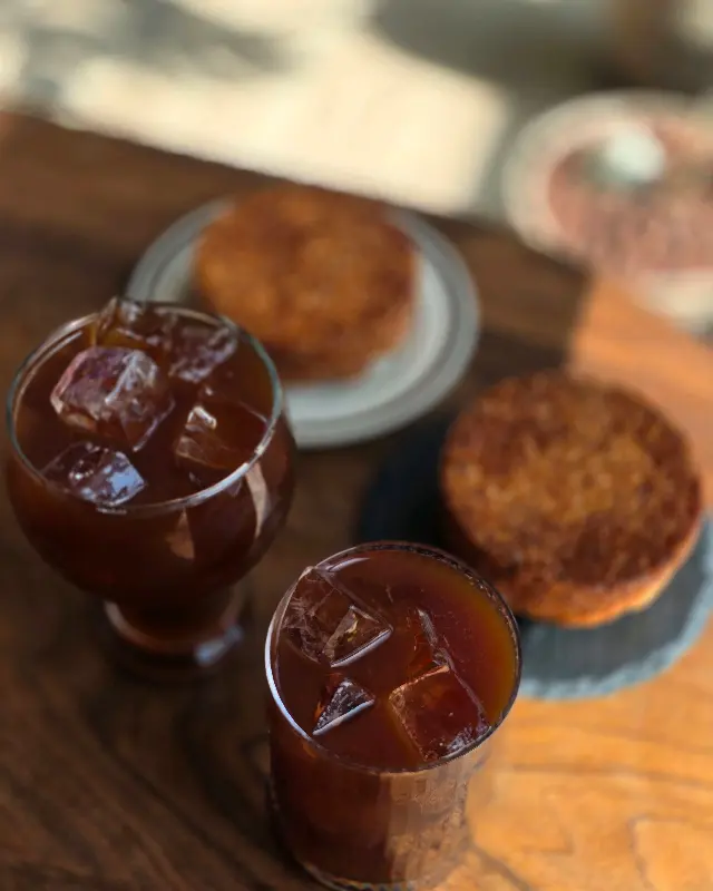 매장 내부의 테이블과 의자