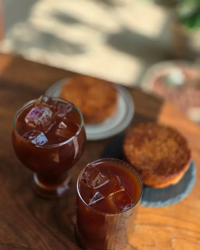 다양한 종류의 빵이 담긴 접시