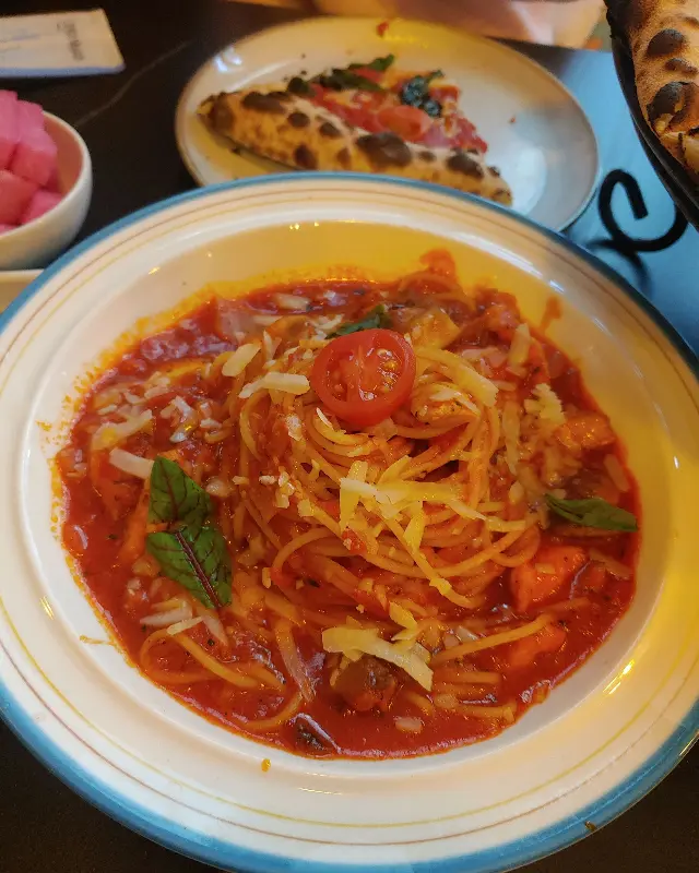 따뜻하게 구워져 나온 식전빵과 연유