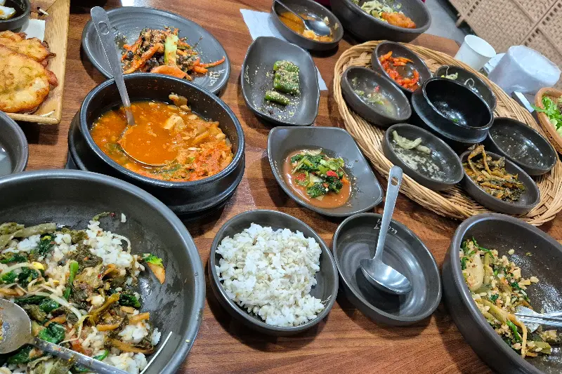 정갈하게 차려진 보리밥 정식 한 상 차림