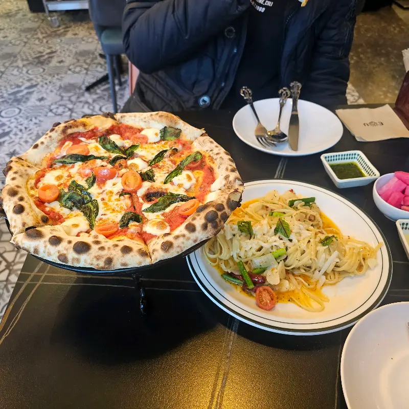 신선한 재료가 듬뿍 올라간 화덕 피자