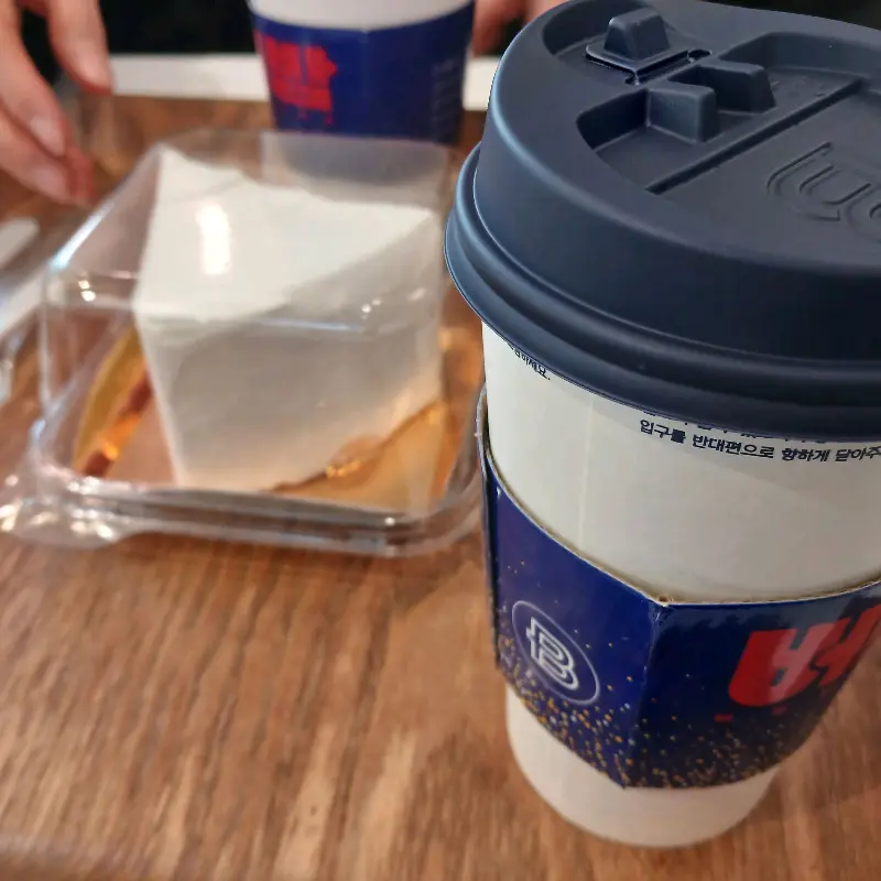 케이크와 커피가 놓여있는 테이블