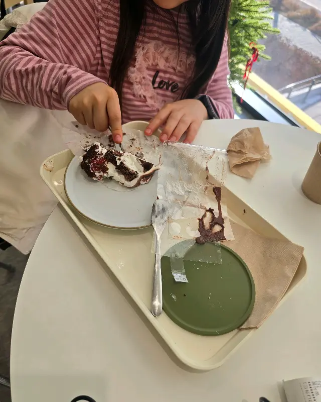 케이크를 먹고 있는 아이