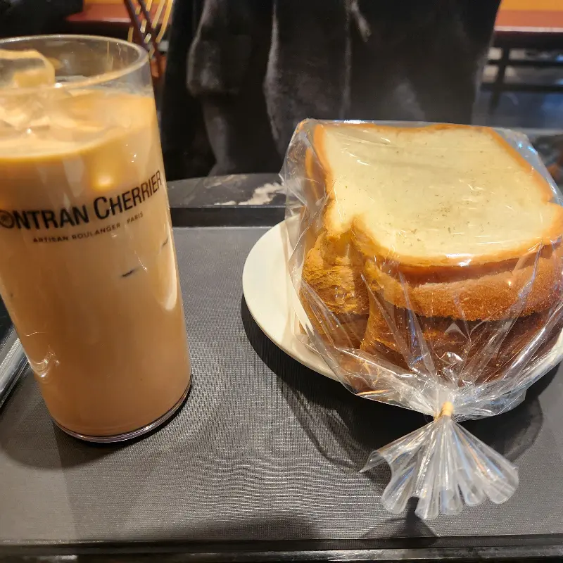 아이스 라떼와 식빵