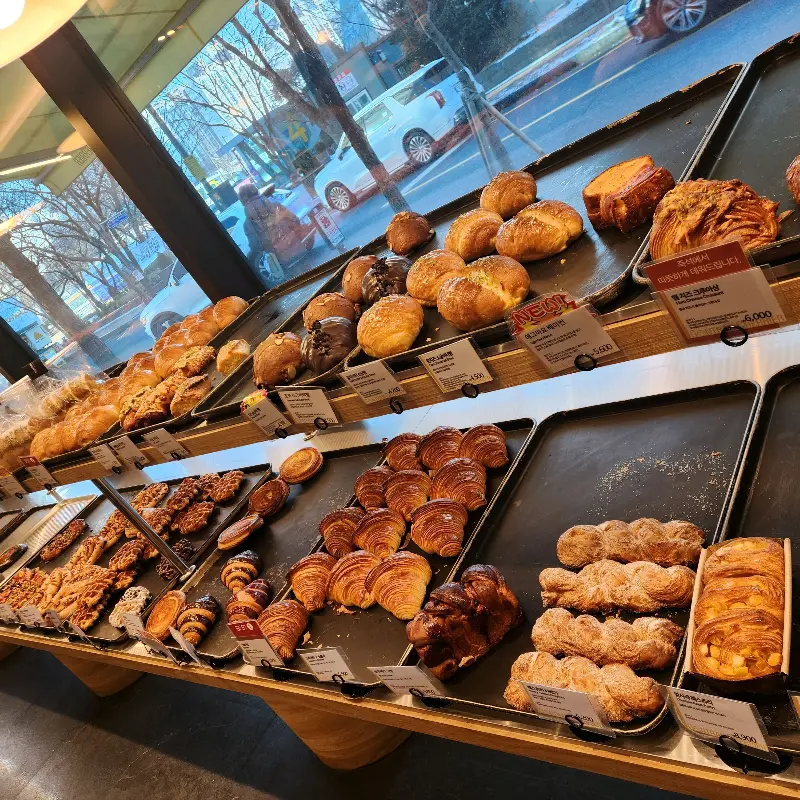 2층에 진열된 빵들