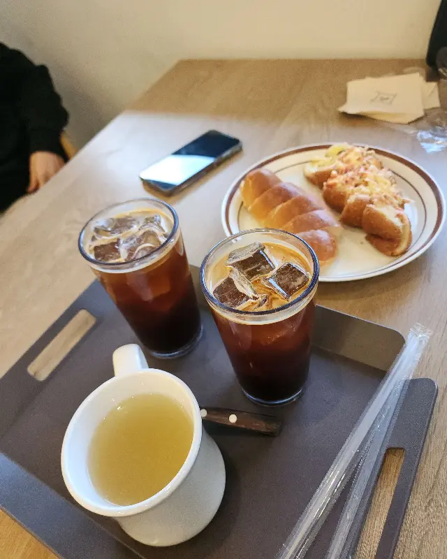 아이스 아메리카노와 빵