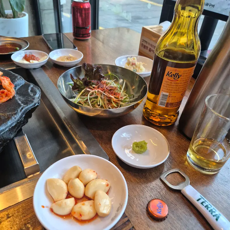 깔끔하게 차려진 밑반찬