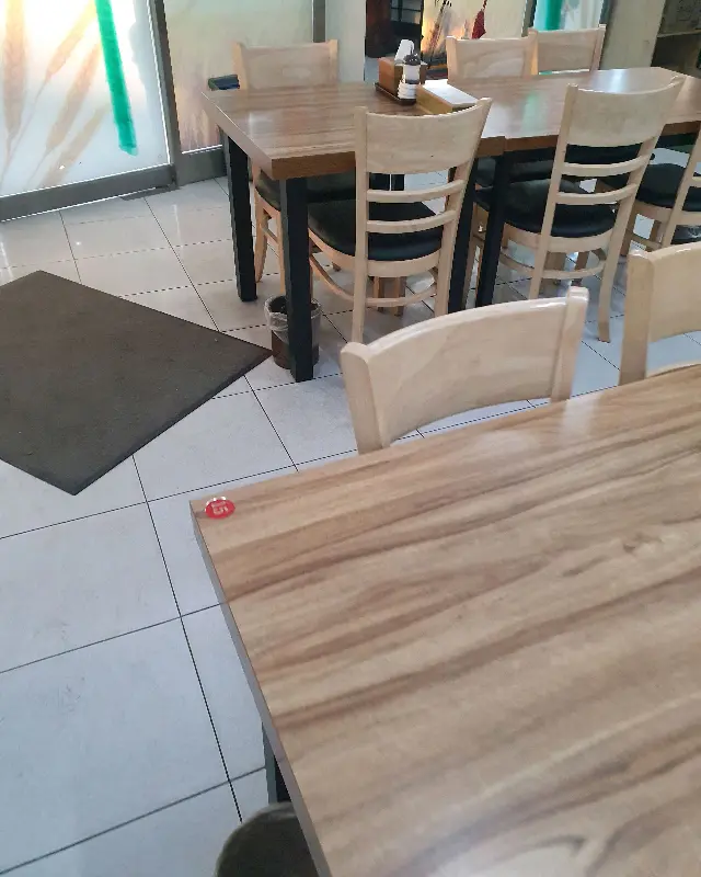 넓고 깔끔한 매장 내부