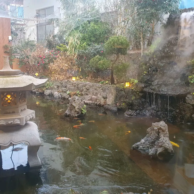 연못이 있는 식당 외부 전경