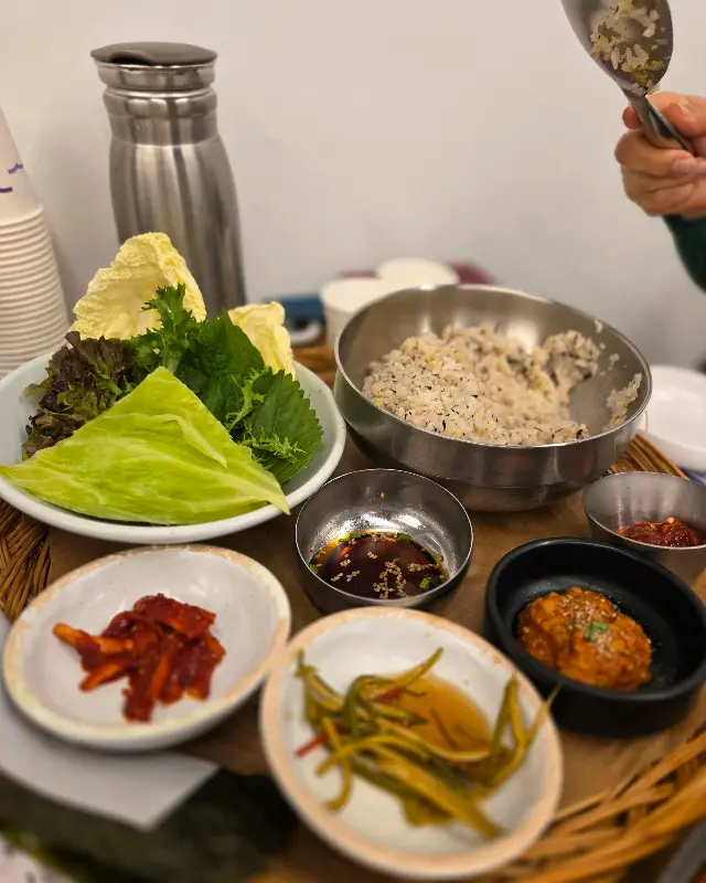 싱싱한 쌈 채소와 맛깔난 밑반찬들