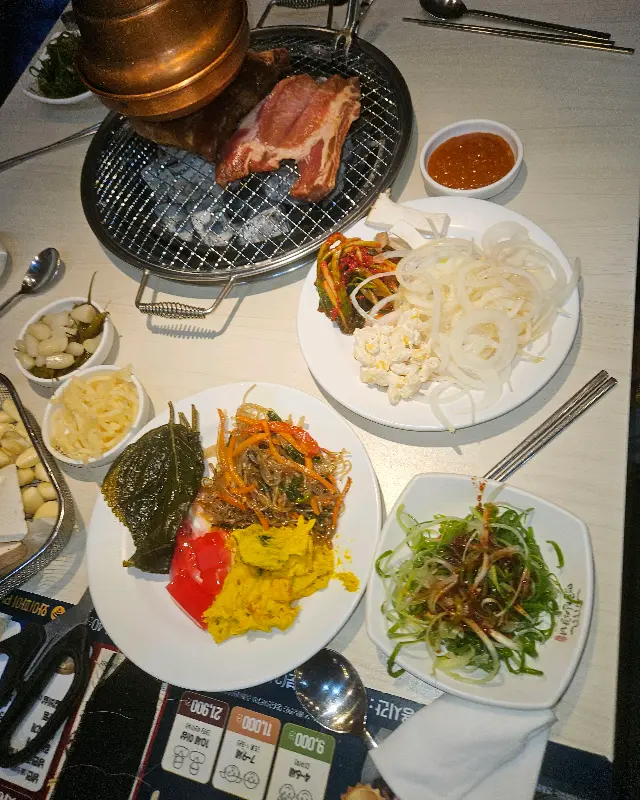 푸짐하게 차려진 샐러드바 음식들