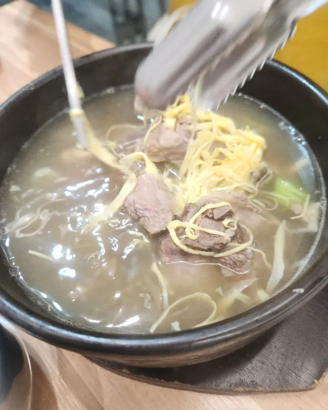 갈비탕 속 갈비와 계란 지단