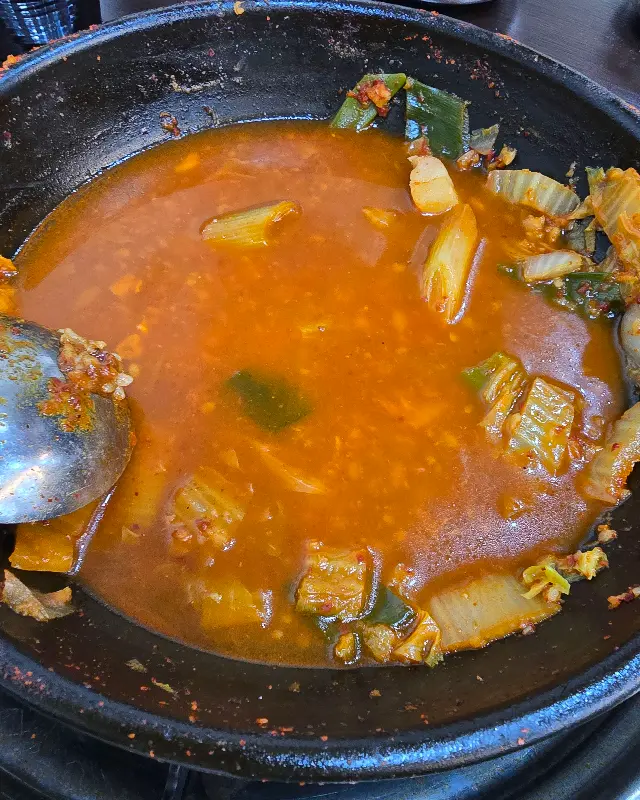 다 먹은 후의 돼지찌개 냄비