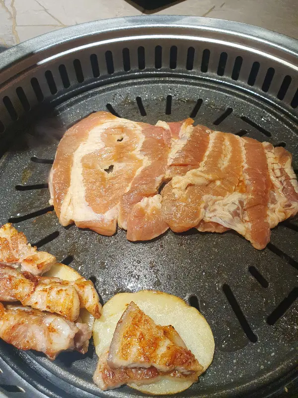 지글지글 익어가는 삼겹살