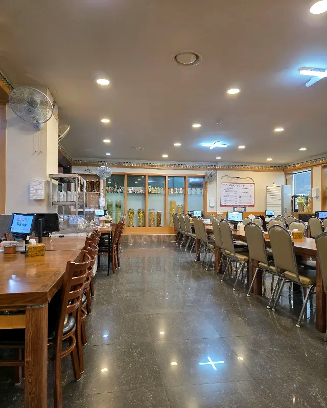 넓고 깨끗한 내부