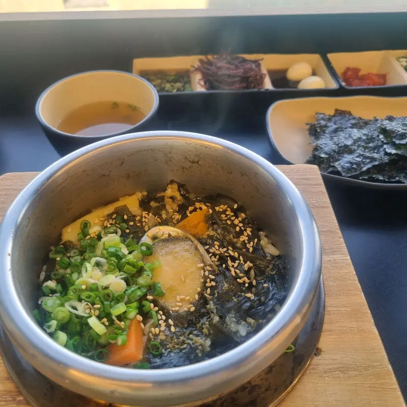 다양한 밑반찬과 함께 제공되는 솥밥