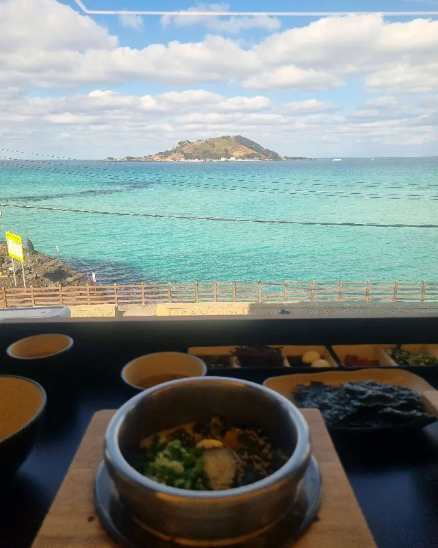 창밖으로 보이는 아름다운 협재해변