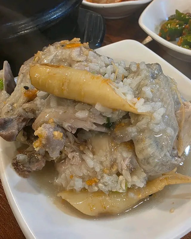 김정이삼계탕의 삼계탕