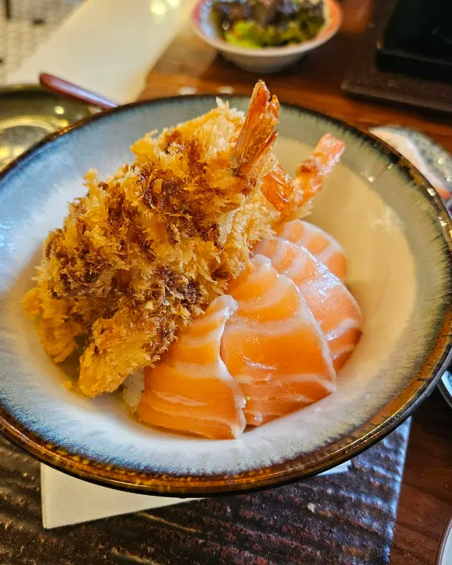 푸짐하고 맛있는 에비텐 사케동