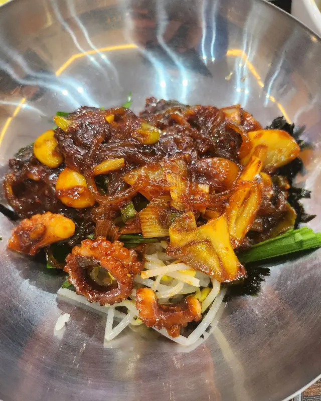 낙지볶음과 콩나물, 김가루의 조화