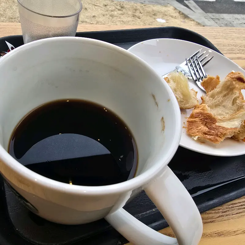 따뜻한 커피 한 잔과 조각 케이크