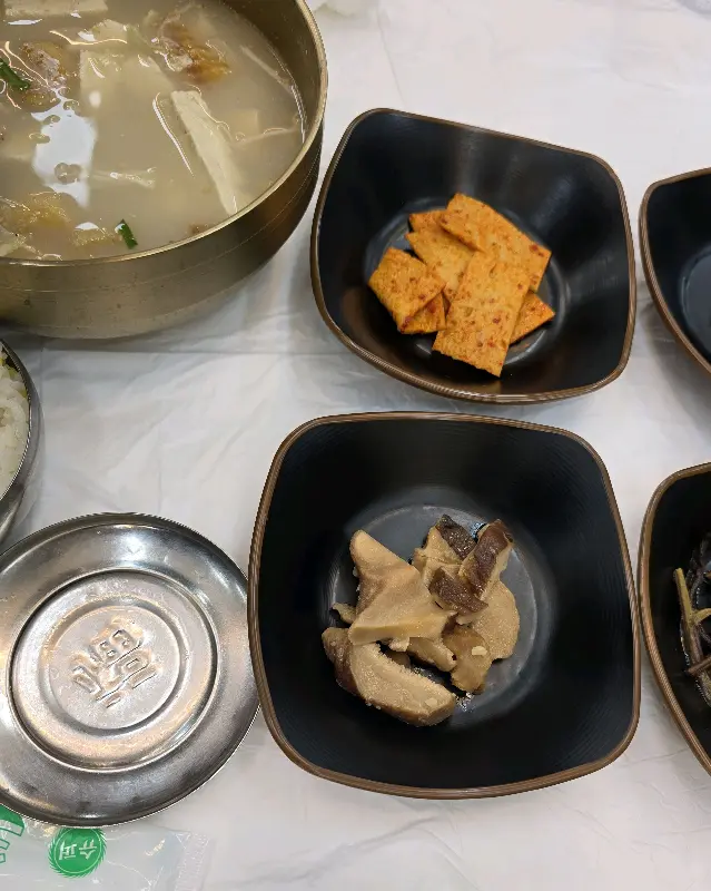 정갈하게 담겨 나온 밑반찬