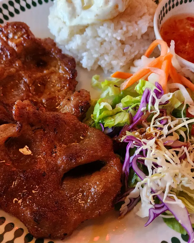 호치민 양념 돼지구이 덮밥의 모습