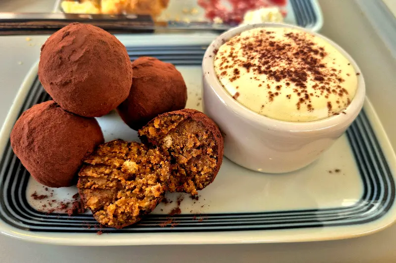 티라미수 볼과 아메리카노