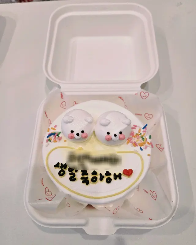 귀여운 토끼 캐릭터가 올라간 미니 케이크