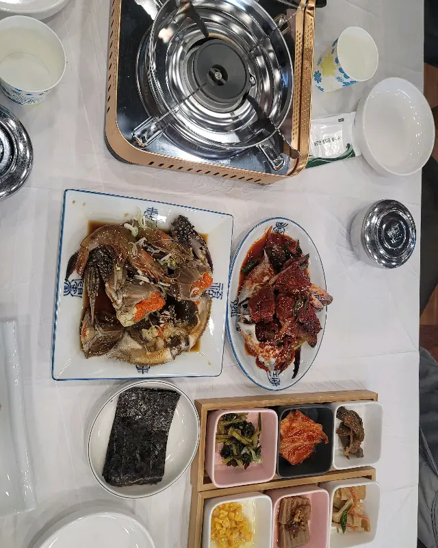 간장게장과 양념게장, 다양한 반찬들이 놓인 테이블