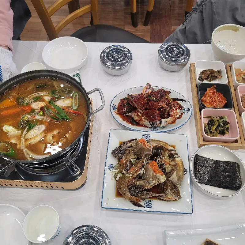 게국지, 간장게장, 양념게장이 함께 차려진 푸짐한 상차림