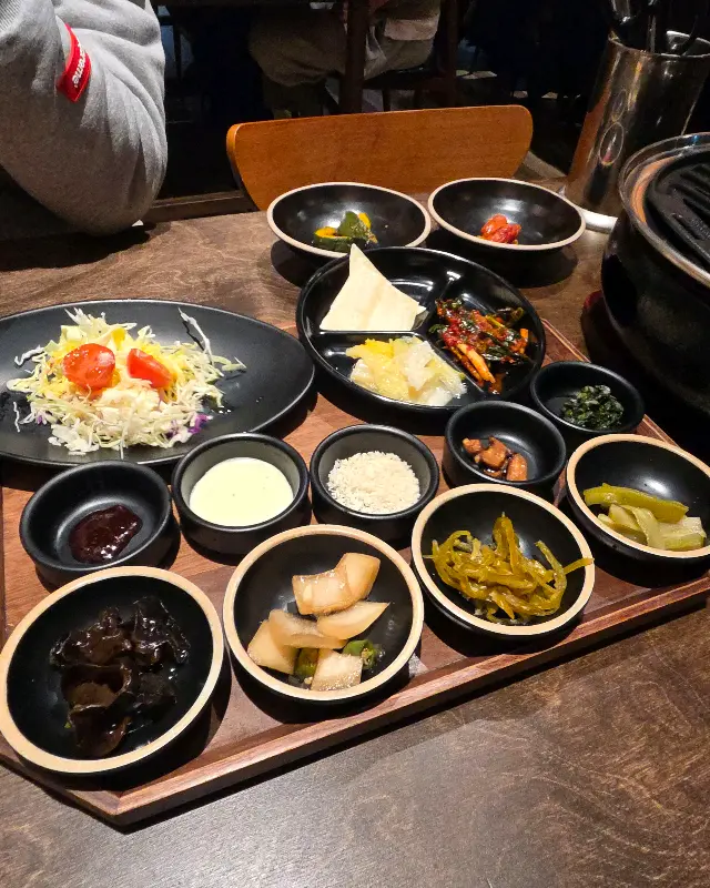 고기와 곁들여 먹을 수 있는 다양한 밑반찬