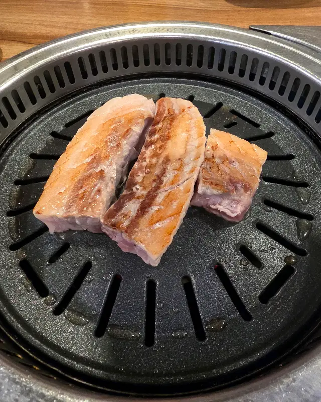 노릇하게 익은 삼겹살