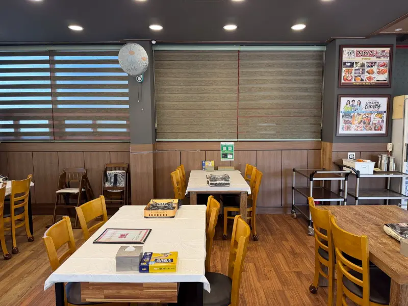 테이블 간 간격이 넓어 편안한 식사가 가능한 내부