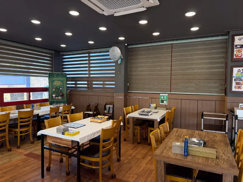 넓고 깔끔한 식당 내부