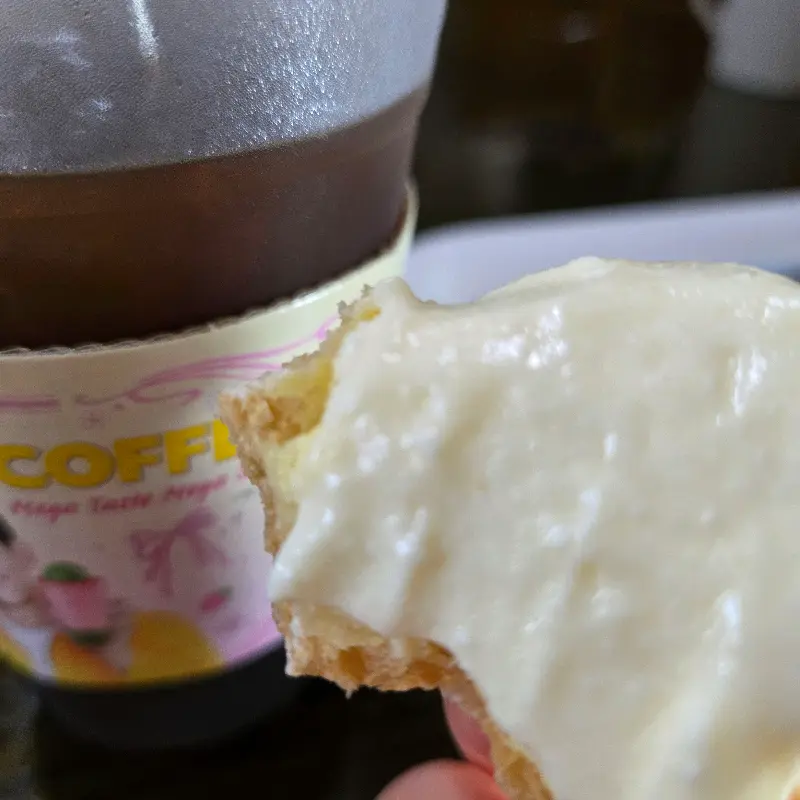 슈크림 빵과 커피