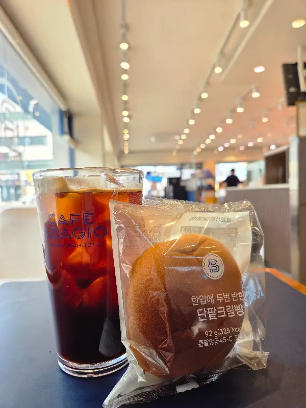 아이스 아메리카노와 빵