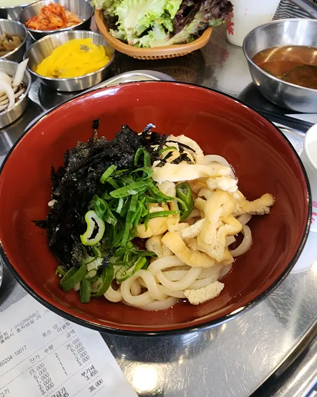 김가루와 오이가 듬뿍 올려진 우동