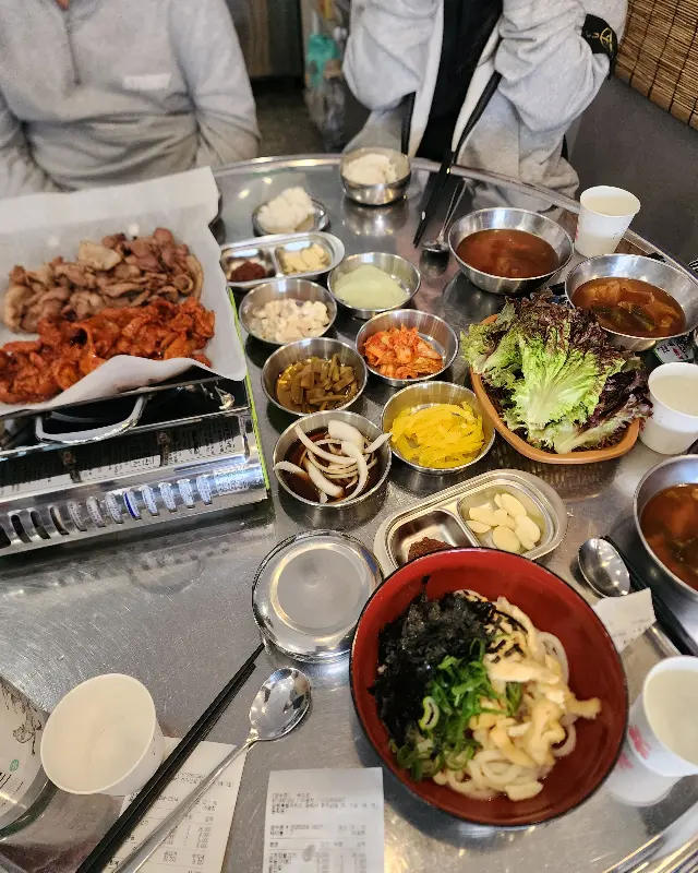 한 상 가득 차려진 불고기와 밑반찬