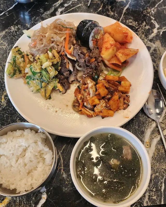 푸짐하게 차려진 한 상 차림